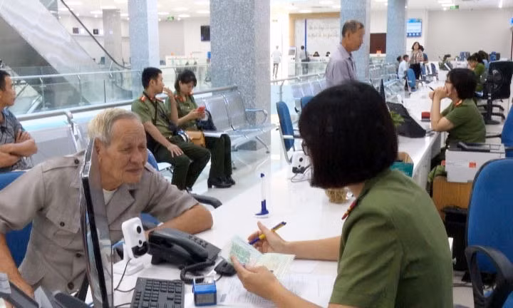 Cán bộ Phòng Quản lý XNC giải quyết thủ tục hành chính cho công dân tại Trung tâm Phục vụ hành chính công tỉnh,