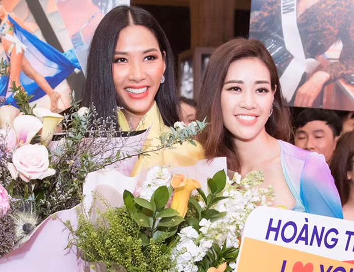 Hoàng Thùy rạng rỡ chụp ảnh cùng Khánh Vân tại sân bay Ảnh: Thành Nguyễn