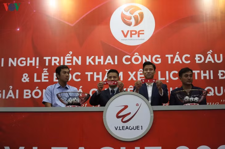 HLV Đức Thắng (CLB Bình Định) và tuyển thủ Quế Ngọc Hải hỗ trợ BTC bốc thăm V-League 2020. 