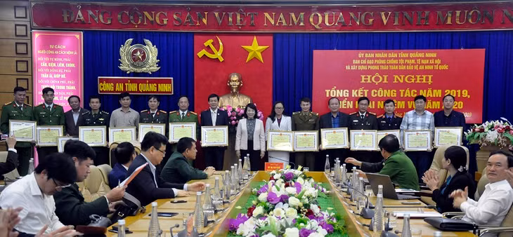 Phó Chủ tịch UBND tỉnh Vũ Thị Thu Thủy trao Bằng khen của UBND tỉnh cho các tập thể, cá nhân.
