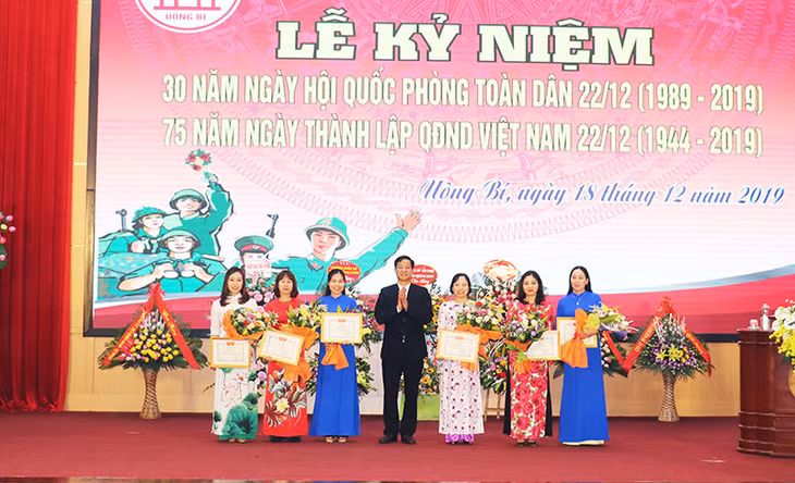 Các tập thể, cá nhân có thành tích xuất sắc được TP Uông Bí khen thưởng