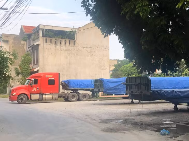 Những chiếc xe container thường xuyên ra vào khu dân cư.