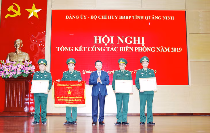 Đc Cao Tường Huy,Ủy viên Ban Thường vụ Tỉnh ủy, Phó Chủ tịch UBND tỉnh Quảng Ninh tặng Cờ và Băng khen của UBND tỉnh cho 4 tập thể có thành tích xuất sắc trong phong trào thi đua năm 2019
