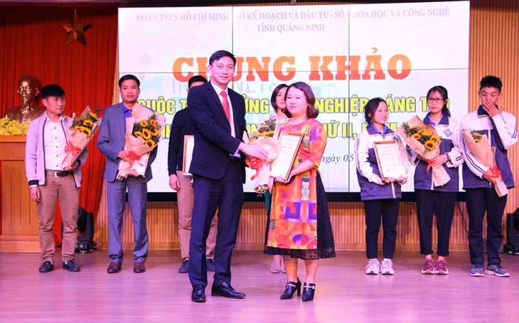 Bí thư Tỉnh Đoàn trao giải Nhất cuộc thi Ý tưởng khởi nghiệp sáng tạo năm 2019 cho tác giả Lê Thị Hải (huyện Đầm Hà).