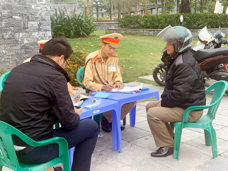 Công an TP Hạ Long lập biên bản xử lý người điều khiển phương tiện xe mô tô vi phạm Luật Giao thông.