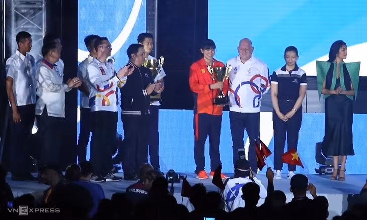 Ánh Viên nhận giải nữ VĐV tiêu biểu của SEA Games 30. Ảnh: Phạm Đương.