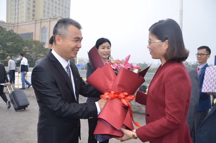 Lãnh đạo Ban Tuyên truyền Thành ủy Đông Hưng (Quảng Tây, Trung Quốc) chào đón đoàn công tác của Ban Tuyên giáo Thành ủy Móng Cái (Quảng Ninh, Việt Nam).