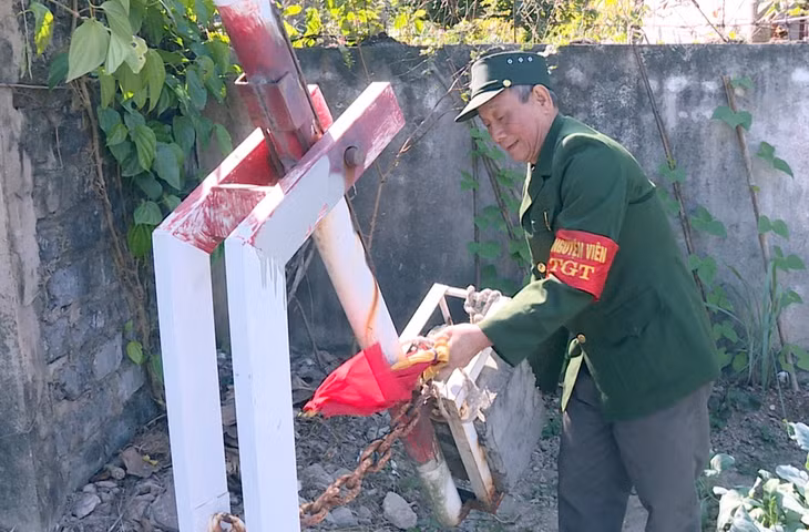 Hằng ngày, CCB Đỗ Bá Phiến cần mẫn nâng, hạ thanh gác chắn, đảm bảo ATGT khi có tàu chạy qua.