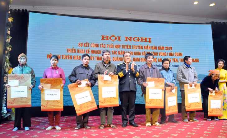 Bộ Tư lệnh Vùng 1 Hải quân trao tặng quà cho 10 hộ gia đình chính sách trên địa bàn tỉnh Thái Bình. 