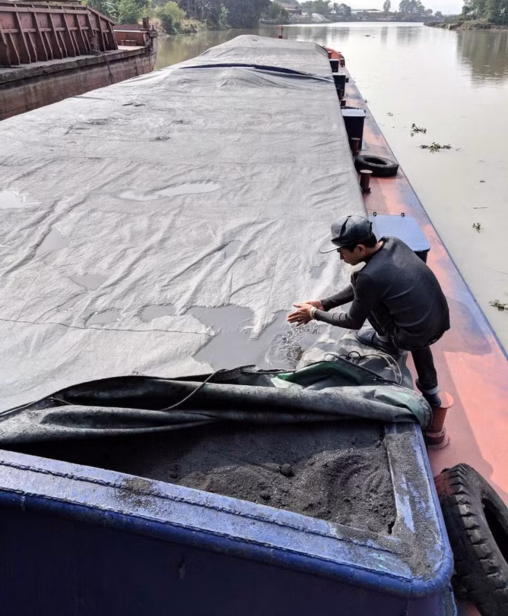 Phương tiện cùng 450 tấn xít do Phòng Cảnh sát đường thủy (Công an tỉnh) bắt giữ.