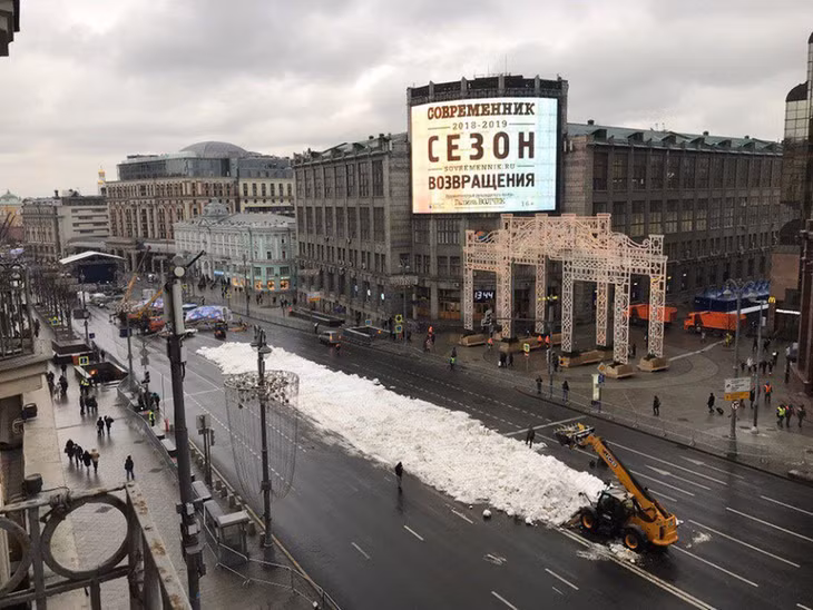 Quan chức thành phố Moscow đã vận chuyển tuyết nhân tạo từ khu vực khác tới để phục cho cho các hoạt động trong Năm Mới. Ảnh: The Guardian