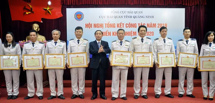 Và trao bằng khen của Bộ tài chính cho các tập thể và cá nhân.