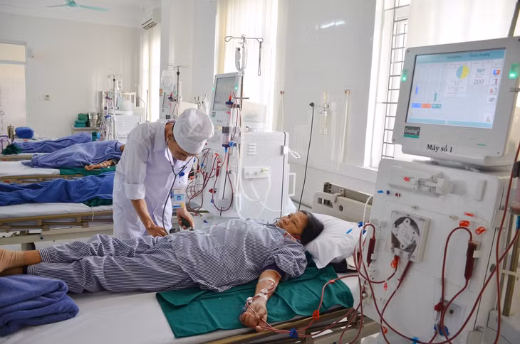 Chạy thận nhân tạo cho người bệnh tại TTYT TX Quảng Yên.