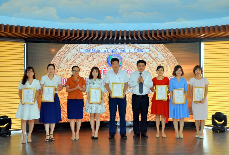 Đồng chí Mai Vũ Tuấn trao giải cho các tác giả đạt giải vàng Liên hoan nghiệp vụ báo chí Trung tâm Truyền thông tỉnh Quảng Ninh lần I năm 2019
