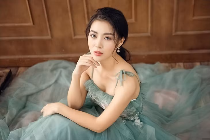 Thanh Hương chỉ chia sẻ ảnh bản thân, không đăng hình chồng trên mạng xã hội. Ảnh: Leon Lee.
