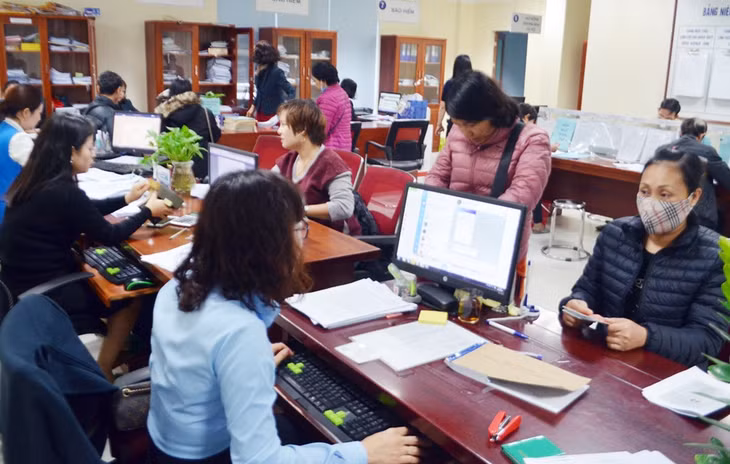 Cải cách TTHC là bước tiến quan trọng của BHXH tỉnh nhằm đưa chính sách BHXH, BHYT, BHTN đến người dân, doanh nghiệp. (Ảnh: Cán bộ BHXH tỉnh hướng dân người dân giải quyết TTHC tại Trung tâm HCC TP Hạ Long)