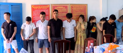 Nhóm nam nữ dương tính với ma túy trong biệt thự. Ảnh: Quang Bình.