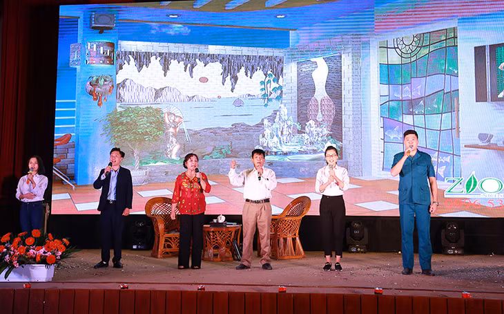 Thi thuyết trình đội xã Dân Chủ
