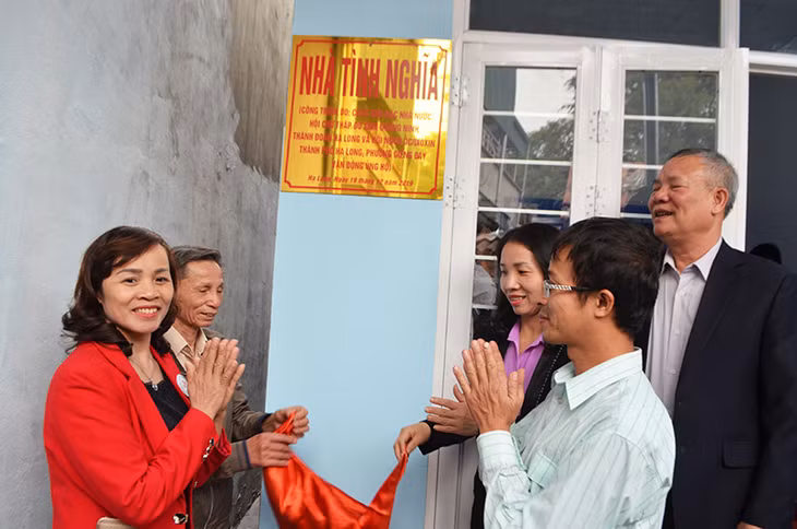 Đại diện đoàn thể, hội bàn giao nhà tình nghĩa cho anh Ngô THành Hoàn.