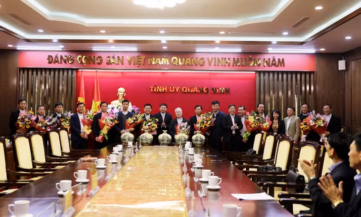 Đồng chí Nguyễn Xuân Ký cùng các đồng chí lãnh đạo tỉnh chúc mừng các linh mục