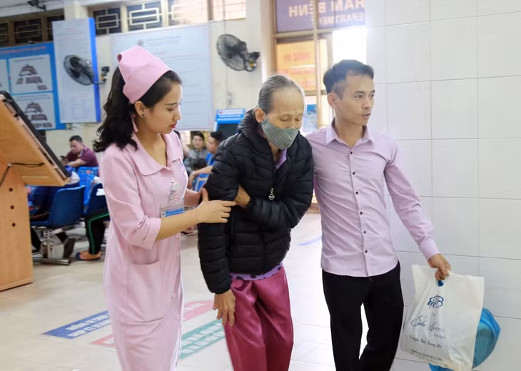 Ngay từ khâu đón tiếp, người bệnh đã được nhân viên y tế quan tâm hỗ trợ.