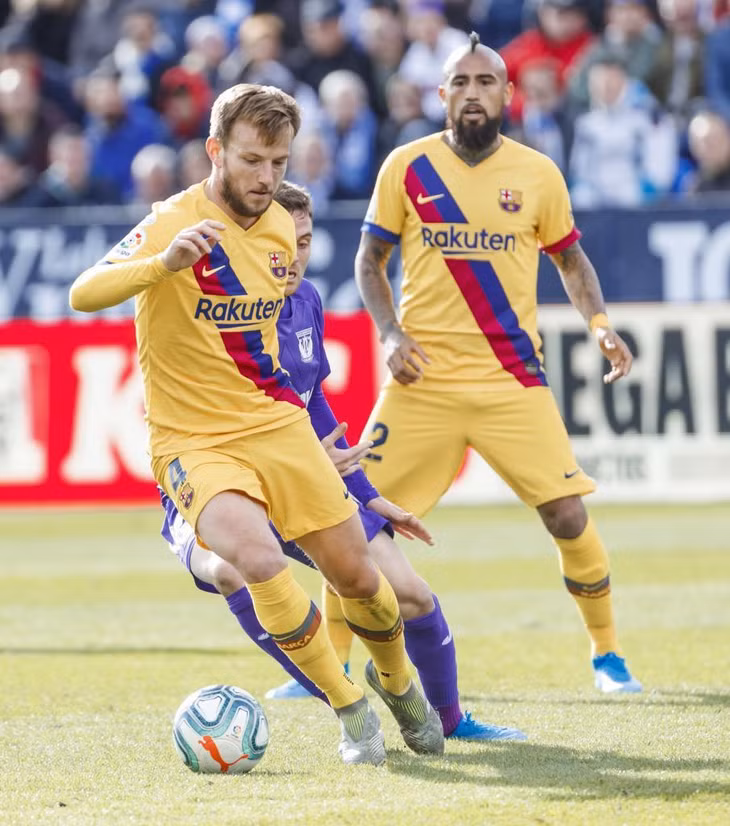 Barca sớm chuẩn bị kế hoạch tìm người thay Vidal, Rakitic