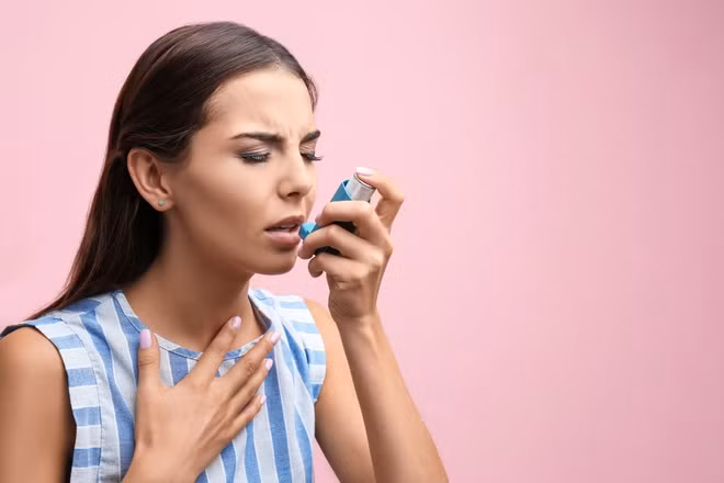 Hen suyễn: Theo Tổ chức Y tế Thế giới (WHO), hen suyễn là căn bệnh mạn tính do viêm và hẹp đường thở, có thể gây ra cảm giác tức ngực, khó thở, thở khò khè và ho. Các nhà nghiên cứu phát hiện ô nhiễm không khí có thể làm trầm trọng thêm các triệu chứng hen suyễn và cũng là nguyên nhân khiến số người mắc bệnh này ngày càng tăng. Khí ozone, chất gây ô nhiễm ngoài trời phổ biến, có thể là tác nhân gây hen suyễn và kích thích phổi hoặc đường thở. (Ảnh: Chestnet)