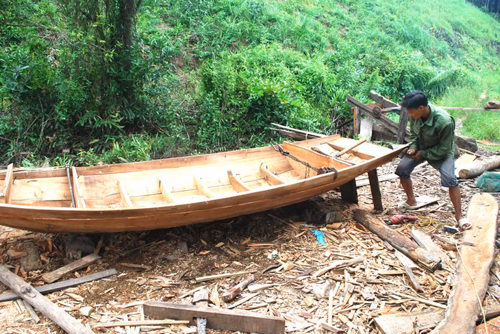 Nghề đóng thuyền độc mộc ở Làng Mới tuy nhỏ lẻ nhưng vẫn có lý do để tồn tại