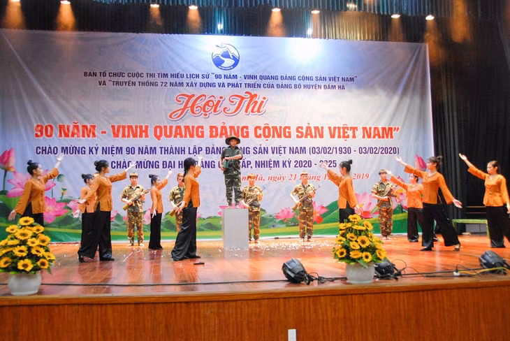 Một tiểu phẩm sân khâu hóa về cuộc đời anh hùng Hà Quang Vóc - người chiến sĩ cách mạng quả cảm của Đầm Hà. Hiện ông được dựng tượng đài và đặt tên cho 1 tuyến phố trung tâm tại thị trấn Đầm Hà.
