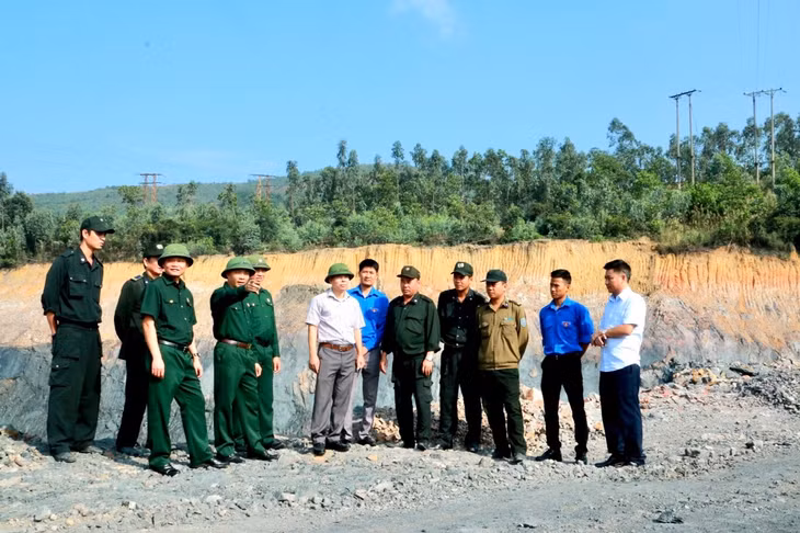Lực lượng tự vệ Công ty Than Mạo Khê phối hợp với các tổ chức đoàn thể kiểm tra công tác an ninh trật tự trên địa bàn.