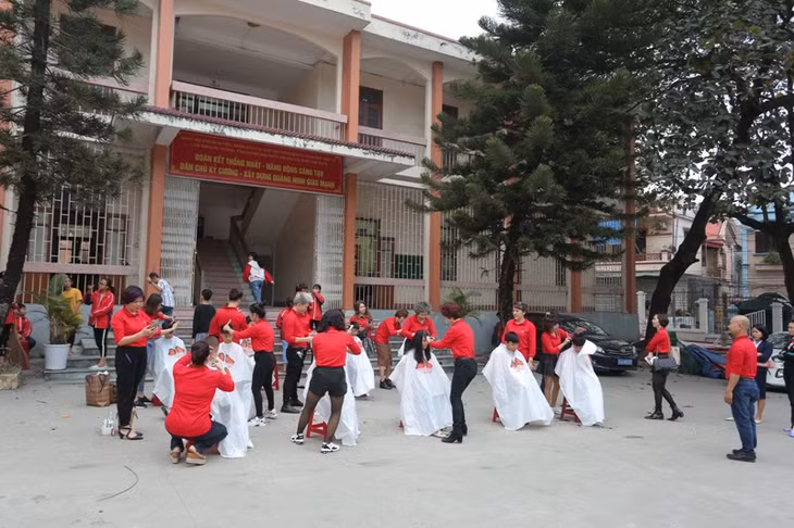 Hoạt động cắt tóc miễn phí cho các em nhỏ
