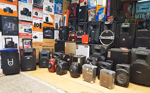 Trong khi những dàn karaoke có giá khá cao thì loa kéo lại rẻ hơn nhiều với mẫu mã phong phú. Ảnh: Bảo Lâm.