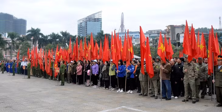 Đông đảo mọi tầng lớp nhân dân TP Hạ Long tham dự lễ mít tinh triển khai đợt cao điểm tấn công trấn áp tội phạm.