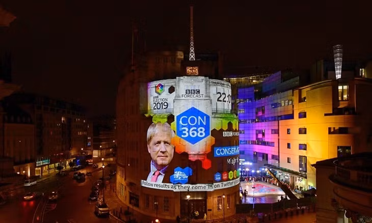 Kết quả thăm dò hiển thị bên ngoài tòa nhà của đài BBC tối 12/12. Ảnh: AFP.