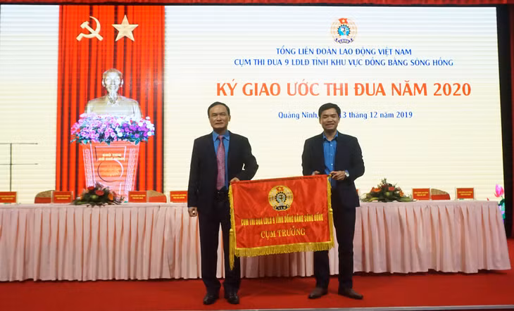 LĐLĐ tỉnh Thái bình được đón nhận cờ