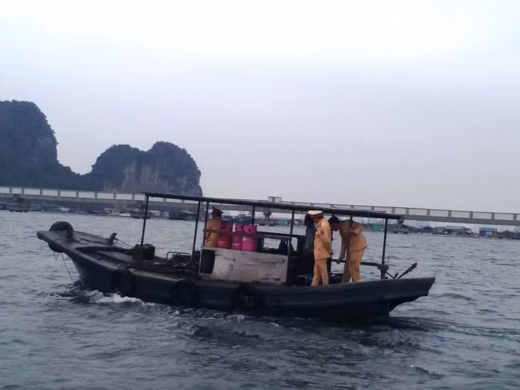 Phòng Cảnh sát đường thủy kiểm tra bắt giữ tàu vận chuyển dầu không rõ nguồn gốc số lượng lớn.
