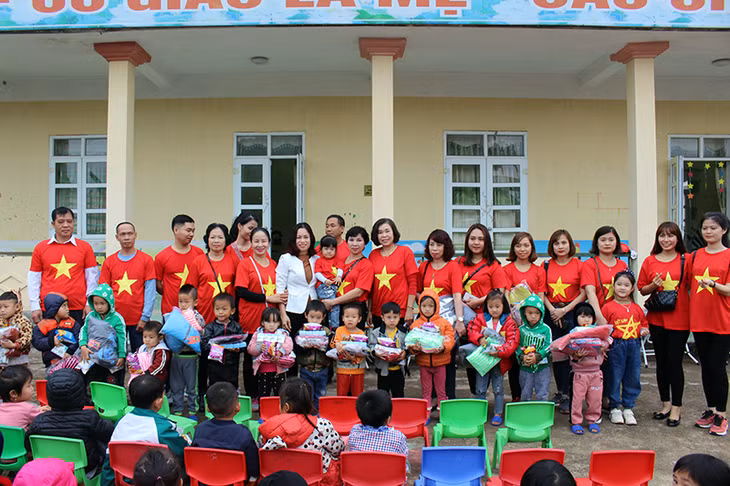 Đoàn đã đến thăm và trao quà cho các em học sinh điểm trường mầm non thôn Nà Cáng