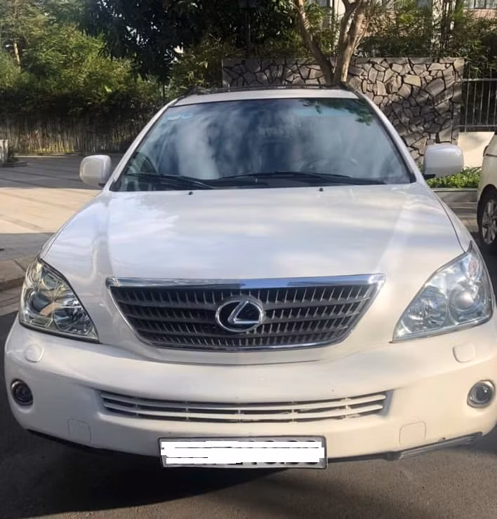 Lexus RX400H năm 2005. Ảnh minh họa. 