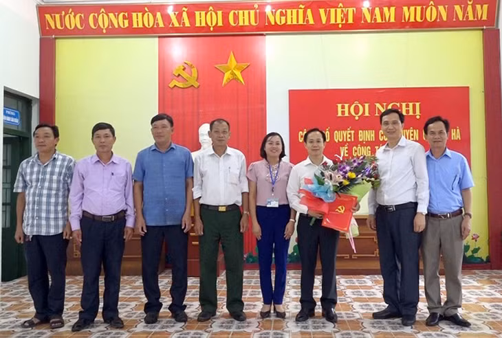 Đồng chí Nguyễn Mạnh Cường, Bí thư Huyện ủy Hải Hà, trao Quyết định của BTV Huyện ủy Hải Hà về việc điều động, bổ nhiệm đồng chí Nguyễn Mạnh Hùng giữ chức vụ Bí thư Đảng ủy xã Quảng Sơn, ngày 10/9/2019.