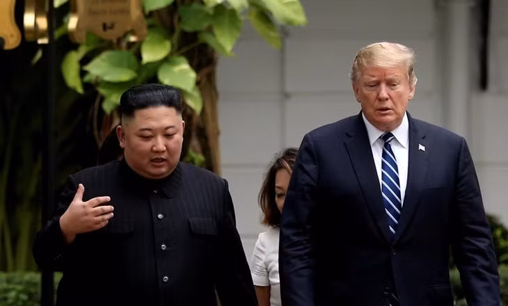 Lãnh đạo Triều Tiên Kim Jong-un (trái) và Tổng thống Mỹ Donald Trump tại Hà Nội ngày 28/2. Ảnh: Reuters.