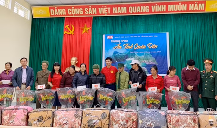 Hội Bảo trợ NKT-TMC tỉnh cùng Nhóm từ thiện Quảng Ninh thân yêu trao quà tết cho hộ gia đình đặc biệt khó khăn tại xã đảo Ngọc Vừng (huyện Vân Đồn) cuối tháng 12/2019.