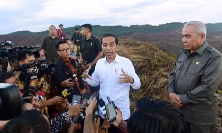 Tổng thống Indonesia Joko Widodo phát biểu với báo giới trong chuyến thị sát tại tỉnh Đông Kalimantan, đảo Borneo hôm 17/12. Ảnh: EPA-EFE.