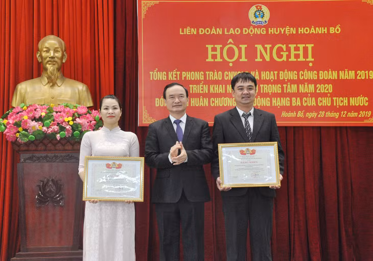Đồng chí Trần Danh Chức, Chủ tịch LĐLĐ tỉnh tặng bằng khen cho các công đoàn cơ sở tiêu biểu.
