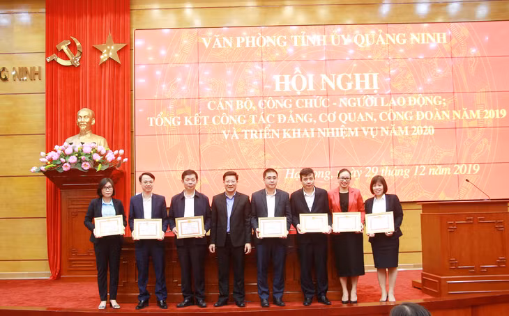 Lãnh đạo Văn phòng Tỉnh ủy tặng giấy khen cho tập thể, cá nhân có thành tích xuất sắc trong công tác năm 2019.