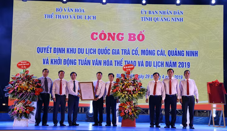 Lãnh đạo Bộ Văn hóa Thể thao và Du lịch trao quyết định công nhận Khu du lịch quốc gia Trà Cổ Móng Cái