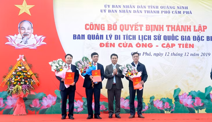 Lãnh đạo Thành ủy Cẩm Phả trao quyết định và tặng hoa cho lãnh đạo Ban quản lý di tích lịch sử quốc gia đặc biệt Đền Cửa Ông – Cặp Tiên.`