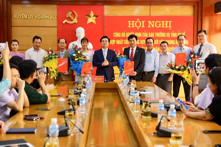 Công bố quyết định về việc hợp nhất Văn phòng Huyện ủy với Văn phòng HĐND và UBND huyện thành Văn phòng Huyện ủy, HĐND và UBND huyện. Ảnh: Văn phòng Huyện ủy, HĐND và UBND huyện cung cấp.