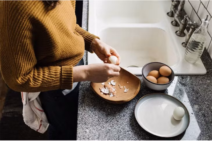 Trứng luộc bắt buộc phải bảo quản trong tủ lạnh nếu chưa dùng ngay. Ảnh: Healthline.com