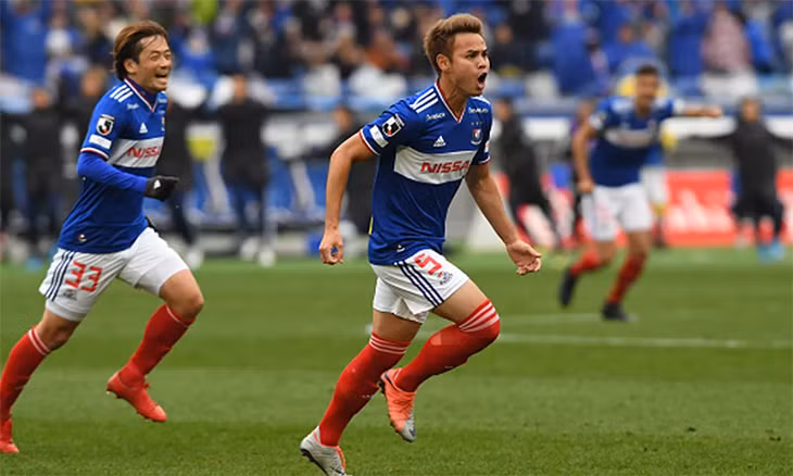 Theerathon (số 5) là một ngôi sao của giải vô địch Nhật Bản. Ảnh: Fox Sports