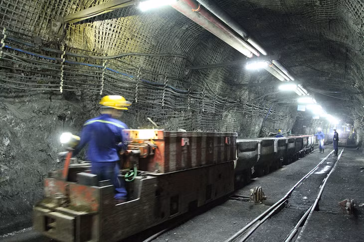 Thợ lò làm việc ở mức -300m so với mực nước biển. Ảnh: Phạm Học.